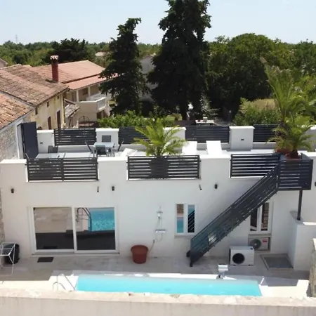 Гостевой дом Galant With Pool & Sauna 4*