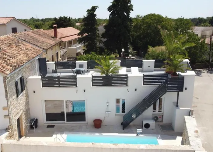 Gostinjska kuća Galant With Pool & Sauna 4*